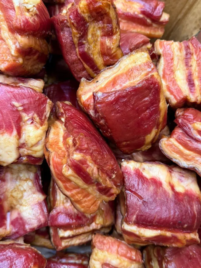 [10-124] Кубики копченые, (кусочки рулета в обвязке) 1кг