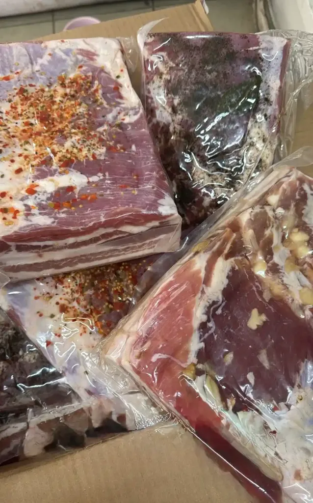 [20-172] Грудинка соленная в разных обсыпках, 1 кг